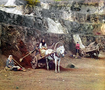 Práce v dole Bakalskij: rodina s lopatami a koňskými povozy pracuje v železných dolech v Bakalských horách, Ural, Ruské impérium, 1910. od Sergey Prokudin Gorsky