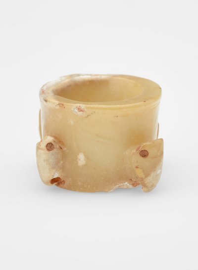 Korál s maskami, cca 1600-cca 1050 př. Kr od Shang Dynasty Chinese School