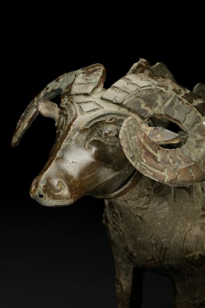 Rituální nádoba na víno ve tvaru berana, Gong (bronz) od Shang Dynasty Chinese School