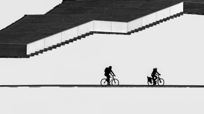 Schody se siluetami cyklistů od Shanrui Ren