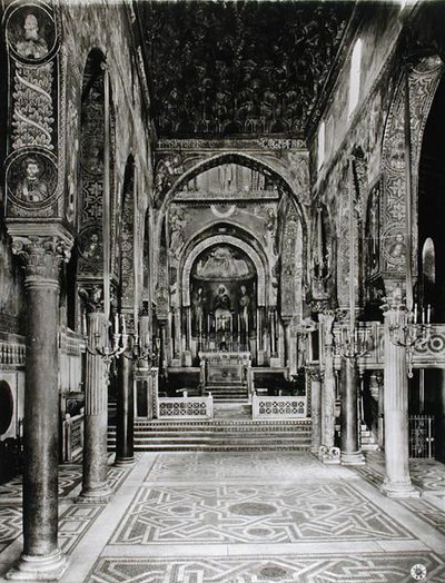Vnitřní pohled na hlavní loď (čb foto) od Sicilian School