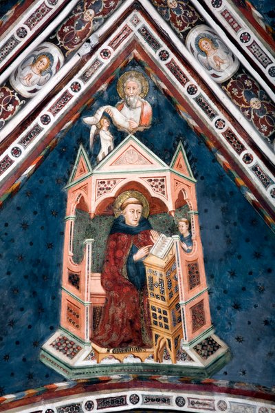 Pohled na detail fresky zdobící jednu z kleneb Horního kostela představující čtyři učitele římské církve: svatého Gregoira I. Velikého a evangelistu svatého Mathieu od Sienese School