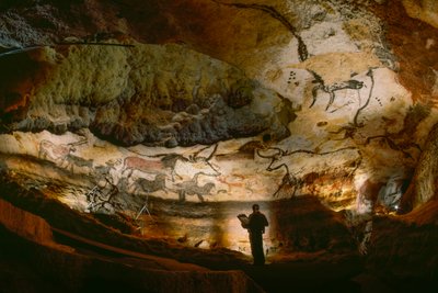 Síň býků s kalcitovými stěnami v jeskyni Lascaux. od Sisse Brimberg