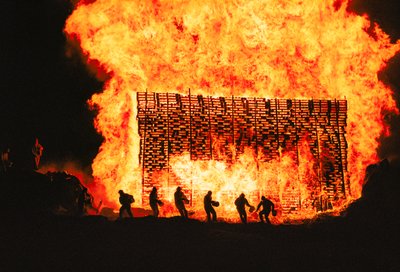 Islanďané slaví svatojánské léto ve vikingském stylu s ohněm, zpěvem a pitím., 2000 (foto) od Sisse Brimberg