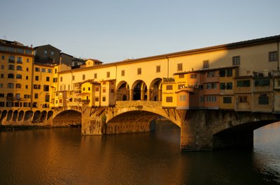 Itálie, Florencie, Ranní východ slunce na Ponte Vecchio za svítání, 2022 (foto) od Sisse Brimberg