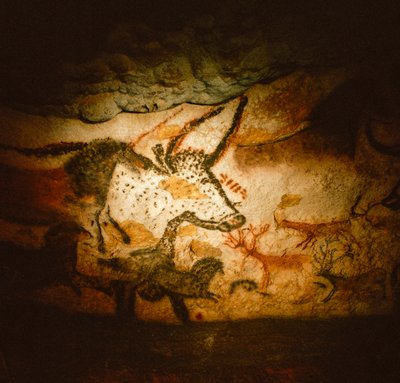 Malba býčí hlavy v Býčí komnatě, jeskyně Lascaux od Sisse Brimberg
