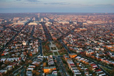 Pohled na město západním směrem ke Kapitolu a Washingtonovu památníku s Lincolnem..., 2022 (foto) od Sisse Brimberg
