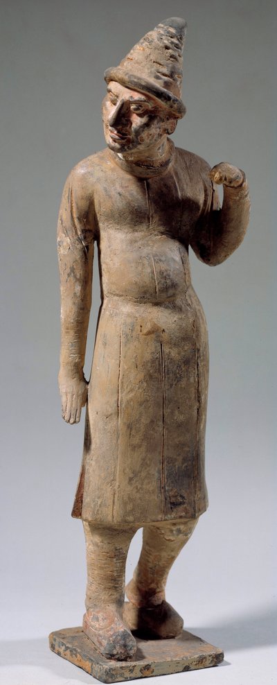Čínské umění: Sogdian, barbarská terakotová soška se špičatým kloboukem nesoucím hedvábí (z dnešního Uzbekistánu). 6. nebo 8. století. Paříž, Cernuschiho muzeum od Sogdian Sogdian