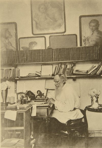 Ruský autor Lev Tolstoj při práci, 90. léta 19. století od Sophia Andreevna Tolstaya