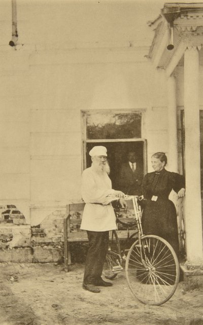 Ruský autor Lev Tolstoj na kole, Rusko, 90. léta 19. století od Sophia Andreevna Tolstaya