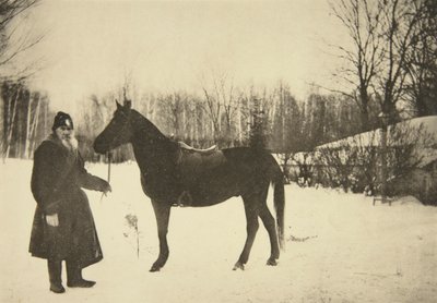 Ruský autor Leo Tolstoj s koněm, Yasnaya Polyana, poblíž Tuly, Rusko, 1905. od Sophia Andreevna Tolstaya
