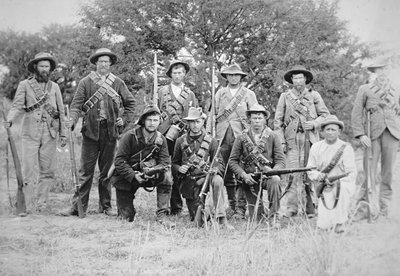 Búrská komanda vyzbrojená německou puškou Mauser model 1895 (černobílá fotografie) od South African Photographer