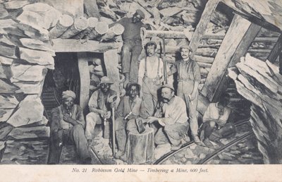 Horníci instalují dřevěné podpěry 600 stop pod zemí, Robinson Gold Mine, Jižní Afrika (černobílá fotografie) od South African Photographer