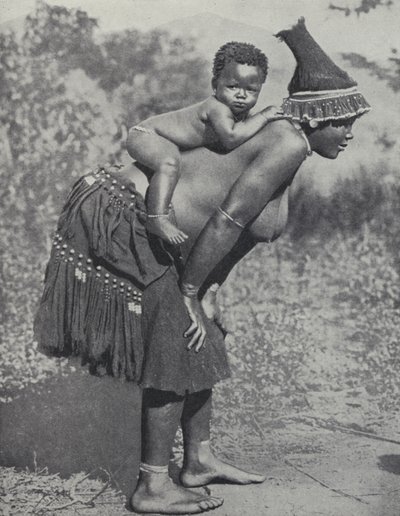 Žena nesoucí své dítě na zádech, Jižní Afrika (černobílá fotografie) od South African Photographer