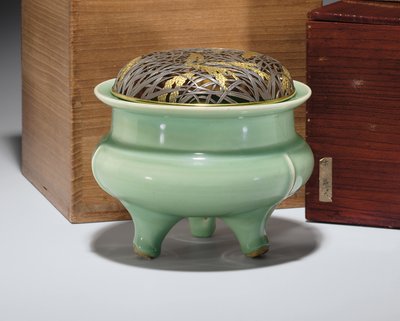 Velká kadidelnice na stativ Longquan celadon s japonským zlaceným kovovým krytem (keramický) (viz také 349496) od Southern Song Dynasty Chinese School