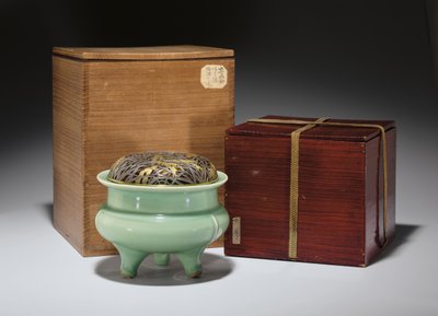 Velká kadidelnice na stativ Longquan celadon s japonským zlaceným kovovým krytem (keramický) (viz také 349486) od Southern Song Dynasty Chinese School