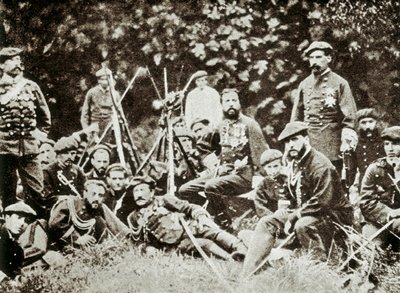 3. karlistická válka (1872-1876): uchazeč o španělský trůn Charles de Bourbon (1848-1909) (Carlos Maria de Borbon y Austria-Este nebo Karel VII.), vévoda z Madridu, obklopený svými obránci. Fotografie kolem 1872-1876 od Spanish Photographer