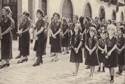 Ženská sekce falangistického hnutí ve Španělsku za vlády Francisca Franca (čb fotografie) od Spanish Photographer