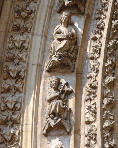 Archivolta středního portálu západního průčelí, detail houslisty a hráče na citeru, ca. 1350-1400 (vysoký reliéf) od Spanish School