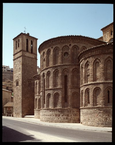 Art mudejar: pohled na apsidu kostela Santiago de Arrabal, 13. století Toledo, Španělsko od Spanish School