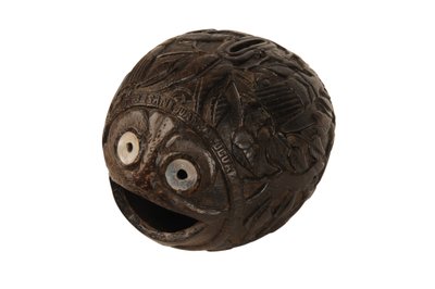 Vyřezávaná kokosová pokladnička bugbear, Spanish Colonial, cca 1800 (kokos) od Spanish School