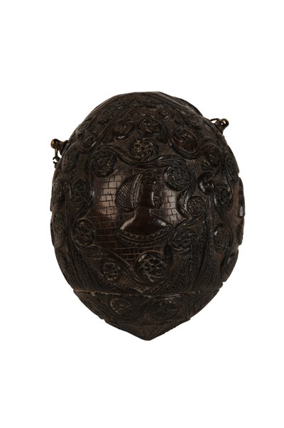 Vyřezávaná baňka s kokosovým práškem Bugbear, Spanish Colonial, cca 1800 (kokos) od Spanish School