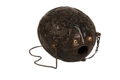 Vyřezávaná baňka s kokosovým práškem Bugbear, Spanish Colonial, cca 1800 (kokos) od Spanish School