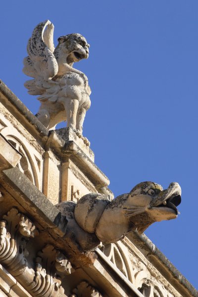 Chrlič a akroteria, detail z exteriéru od Spanish School