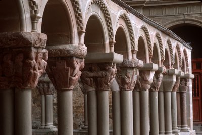 Pohled na arkádové hlavice v křížové chodbě od Spanish School