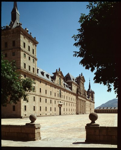 Pohled na hlavní průčelí Royal Seat od Spanish School