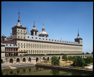Pohled na klášter a královské sídlo od Spanish School