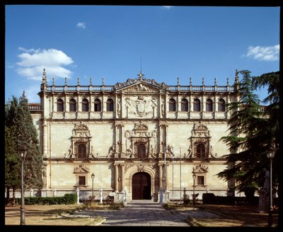 Pohled na deskovou fasádu staré univerzity Alcala od Spanish School