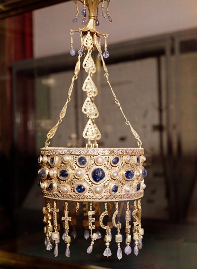 Votivní koruna krále Recesvintha (r.652-72) z Treasure of Guarrazar, c.670 (zlato, křišťál, perly a safíry) od Spanish School