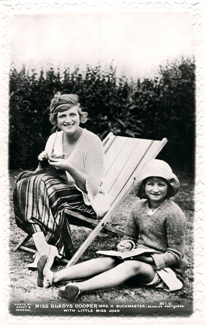 Gladys Cooper 1888-1971, anglická herečka, s dcerou Joan, začátek 20. století. od Sport and General