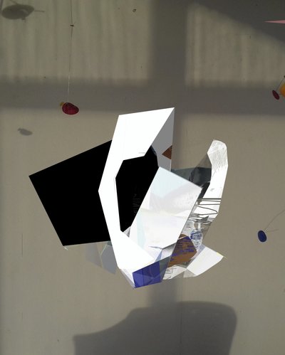 Vznášející se geometrická socha od Stefan Fransson
