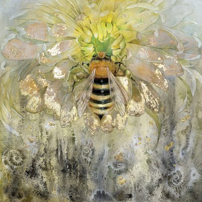 Zlatá včela na květu od Stephanie Law