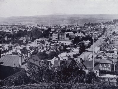 Launceston: Pohled z Upper Brisbane Street, s výhledem na ulice Brisbane a Paterson, státní střední škola v centru (černobílá fotografie) od Stephen Spurling