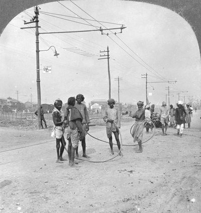 Muži, kteří se chystají vytáhnout těžký náklad, Rangún, Barma, 1908 od Stereo Travel Co