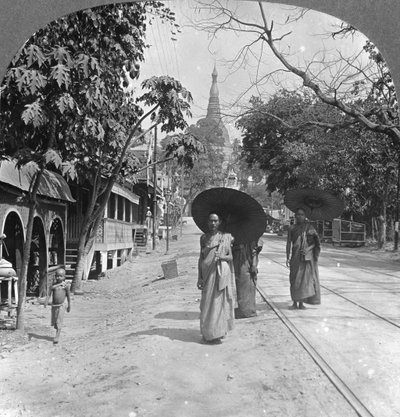 Pagoda Road to the Shwedagon Pagoda, Rangún, Barma, 1908 od Stereo Travel Co