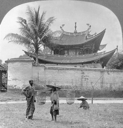 Malebný čínský dům jossů, Bhamo, Barma, 1908 od Stereo Travel Co