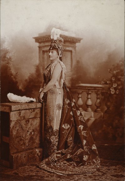 Louise, vévodkyně z Devonshire, jako Zenobia, královna Palmyra, vévodkyně z Devonshire na diamantovém jubilejním plese v Devonshire House od Studio Lafayette