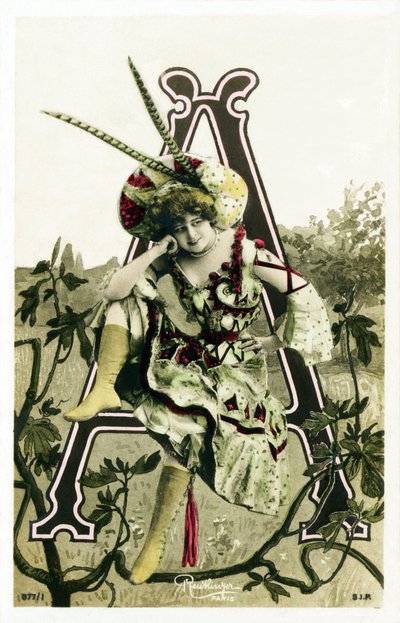 Komu: Constance Elise De Vere, francouzská herečka s anglickými kořeny, narozená v Belgii - Divadlo Marigny, Paříž - Abeceda na pohlednicích - Fotomontáže s fotografiemi umělkyň Belle Epoque od Leopolda Reutlingera. Ed od Studio Reutlinger