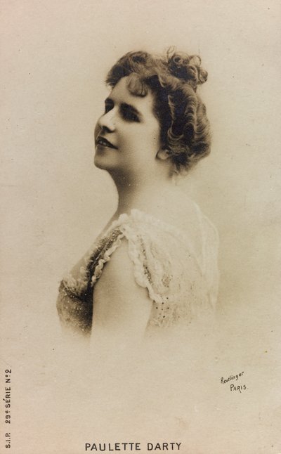 Portrét francouzské zpěvačky Paulette de Bardy, známé jako Paulette Darty; pohlednice od Studio Reutlinger