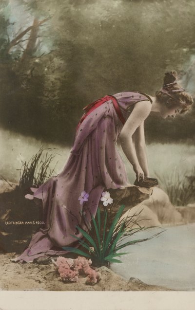 Žena při pohledu do rybníka (barevná fotografie) od Studio Reutlinger