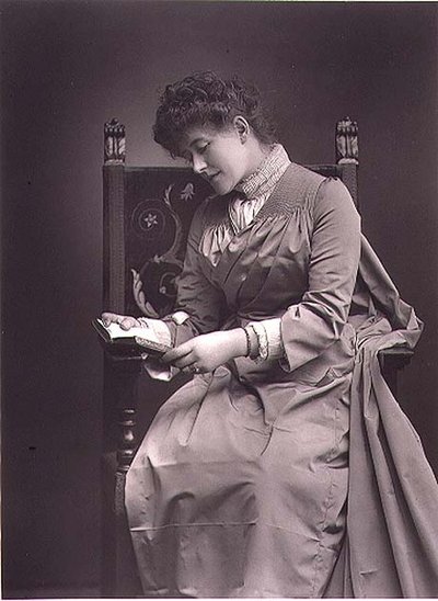 Ellen Terry (1847-1928) portrétní fotografie, polovina 80. let 19. století (černobílá fotografie) od Studio Walery