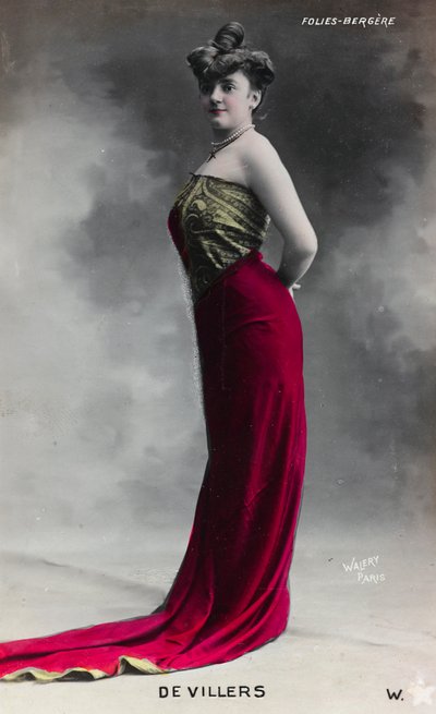 Portrét mladé ženy, pohlednice; nosič obsahuje označení "Devillers - Folies Bergère" od Studio Walery