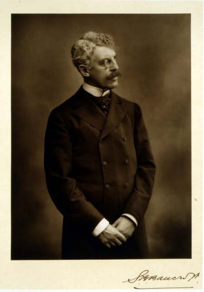 Sir Squire Bancroft (1841-1926), herec a divadelní ředitel, portrétní fotografie (čb fotografie) od Studio Walery