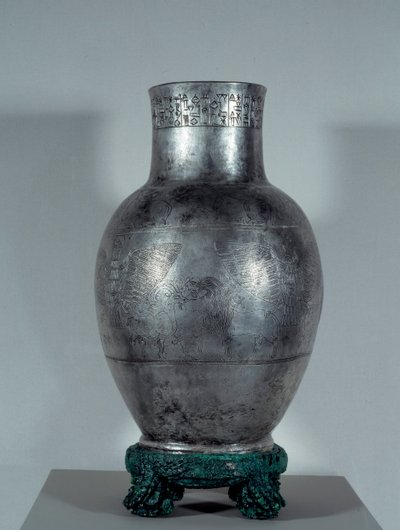 Mezopotámie: Váza Entemena v hrobovém stříbře s motivy a klínovým písmem (synovec a druhý nástupce Eannatum). Summerian období (2900-2200 př.nl). 2400 před naším letopočtem. Slunce 0,35x0,18 m Paříž, musee du Louvre od Sumerian Mesopotamian School