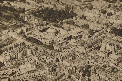 Románový pohled na Britské muzeum obklopené shromážděnými stromy Bloomsbury, c1935. od Surrey Flying Services