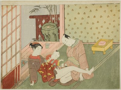 Lovers with Young Attendant Looking on, z nepojmenované série erotických potisků od Suzuki Harunobu